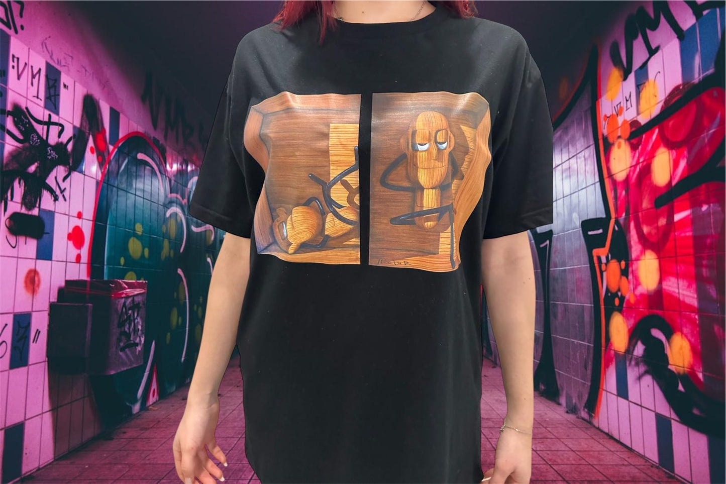 Camiseta Del Personaje Hombre De Madera Color Azul Marino De La Colección Wooden Man Obra Del Artista Héctor Romero Hecha en Madrid – España Diseño Unisex