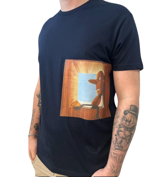 Camiseta Del Personaje Hombre De Madera Color Azul Marino De La Colección Wooden Man Obra Del Artista Héctor Romero Hecha en Madrid – España Diseño Unisex