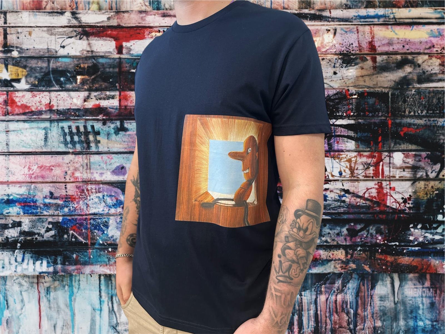 Camiseta Del Personaje Hombre De Madera Color Azul Marino De La Colección Wooden Man Obra Del Artista Héctor Romero Hecha en Madrid – España Diseño Unisex