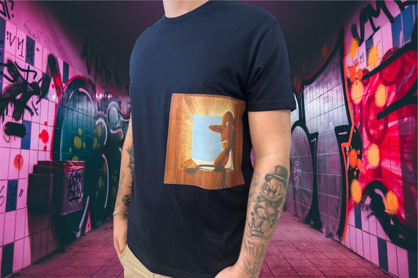 Camiseta Del Personaje Hombre De Madera Color Azul Marino De La Colección Wooden Man Obra Del Artista Héctor Romero Hecha en Madrid – España Diseño Unisex